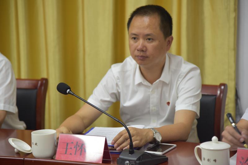 我县召开精准扶贫专题工作会